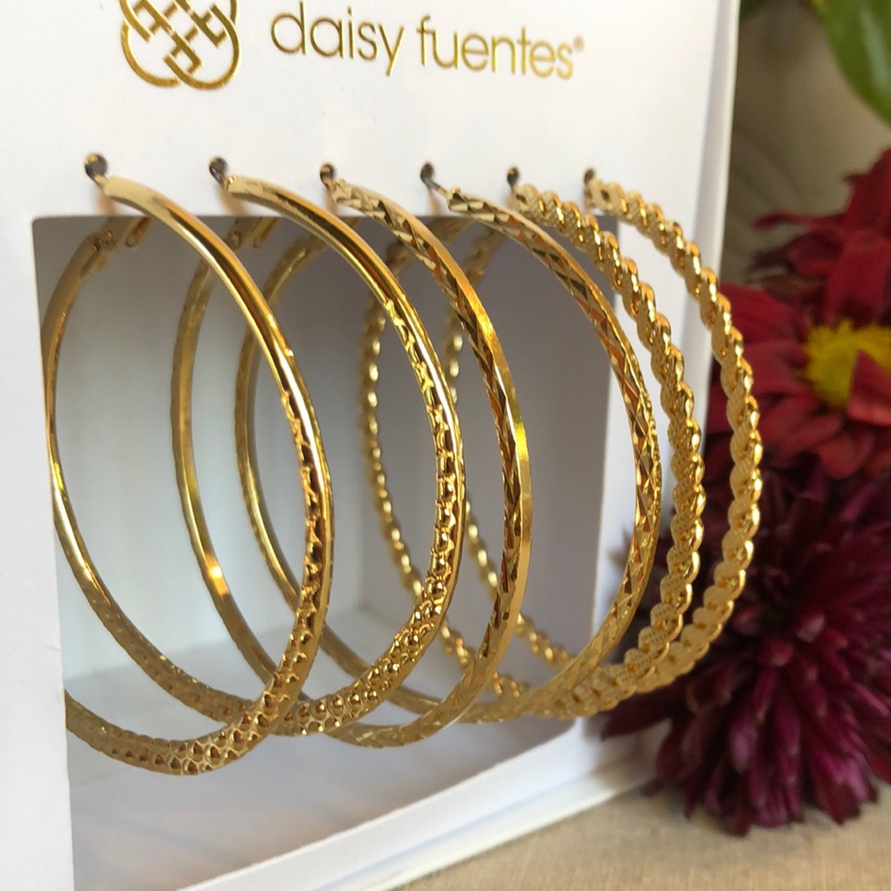 Daisy Fuentes big gold hoop earrings